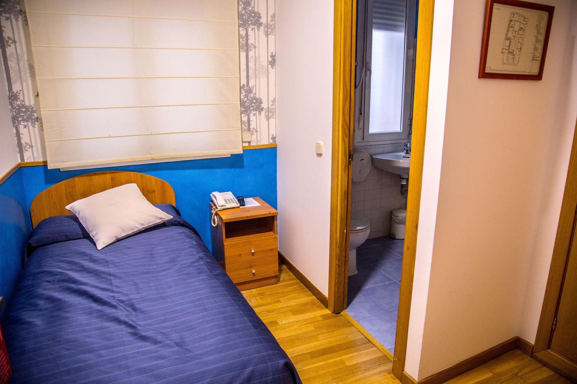 Hostal Montaloya Мадрид Екстер'єр фото