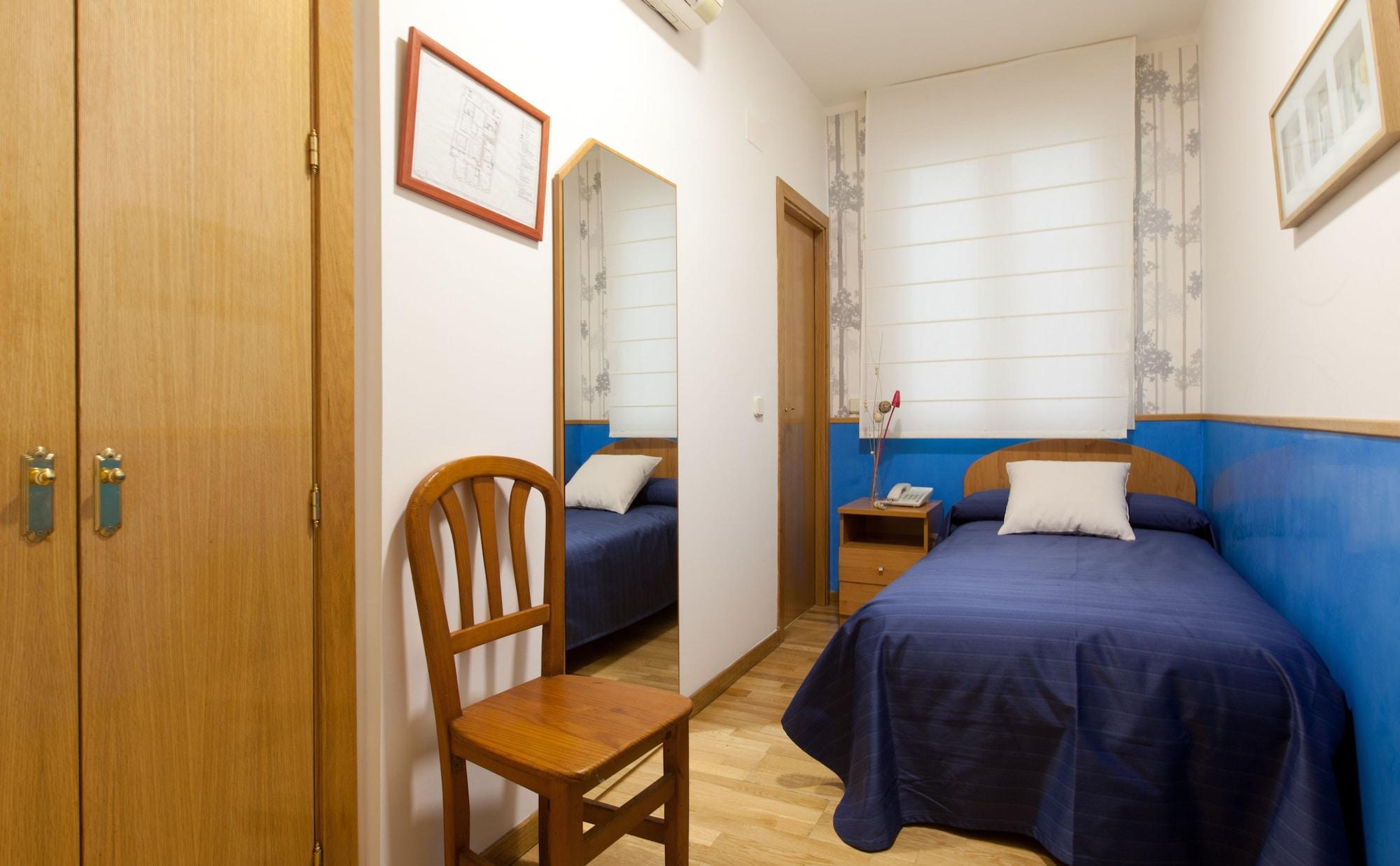 Hostal Montaloya Мадрид Екстер'єр фото