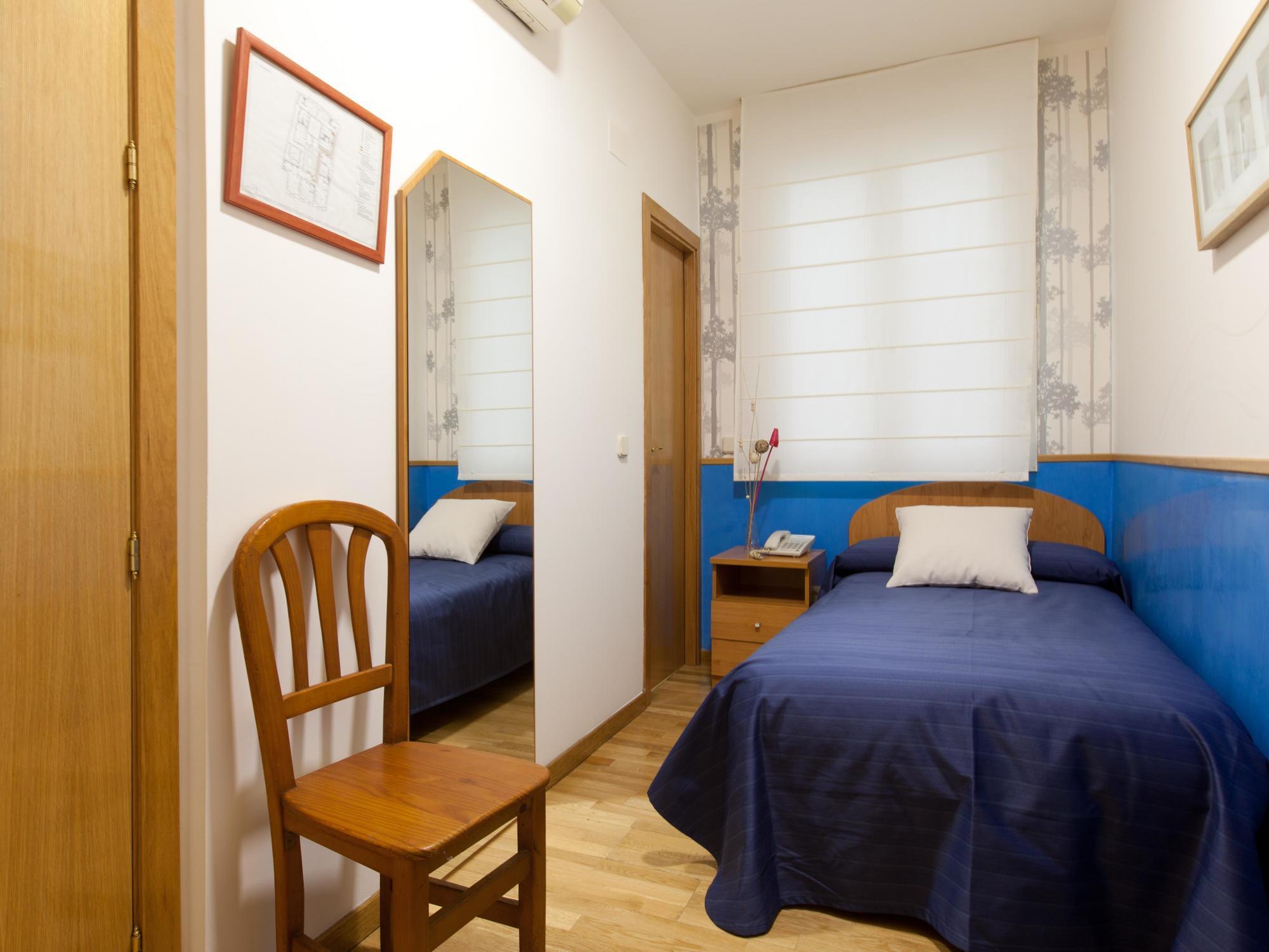 Hostal Montaloya Мадрид Екстер'єр фото